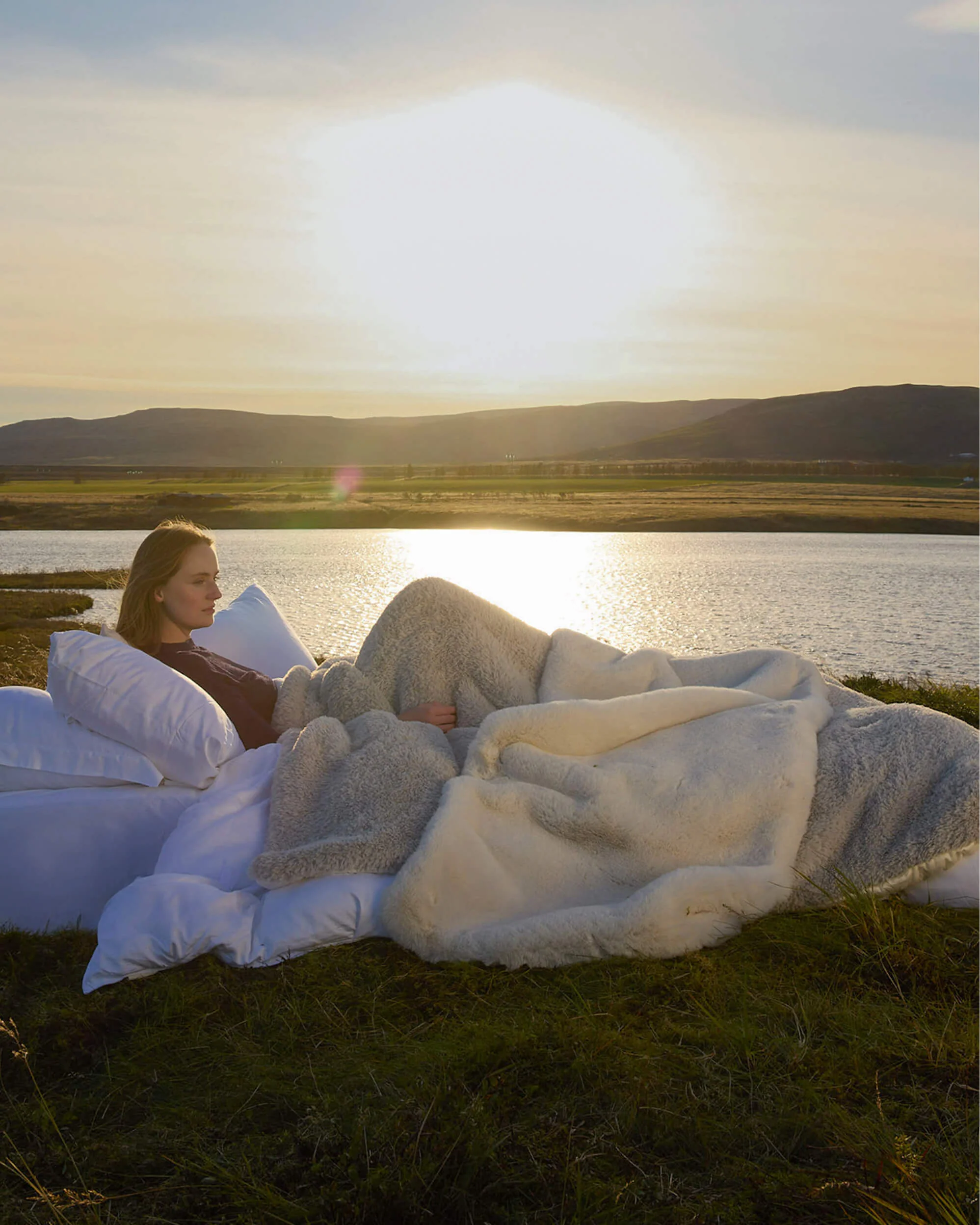 Breathable Faux Fur Comforter Bundle - Image 11